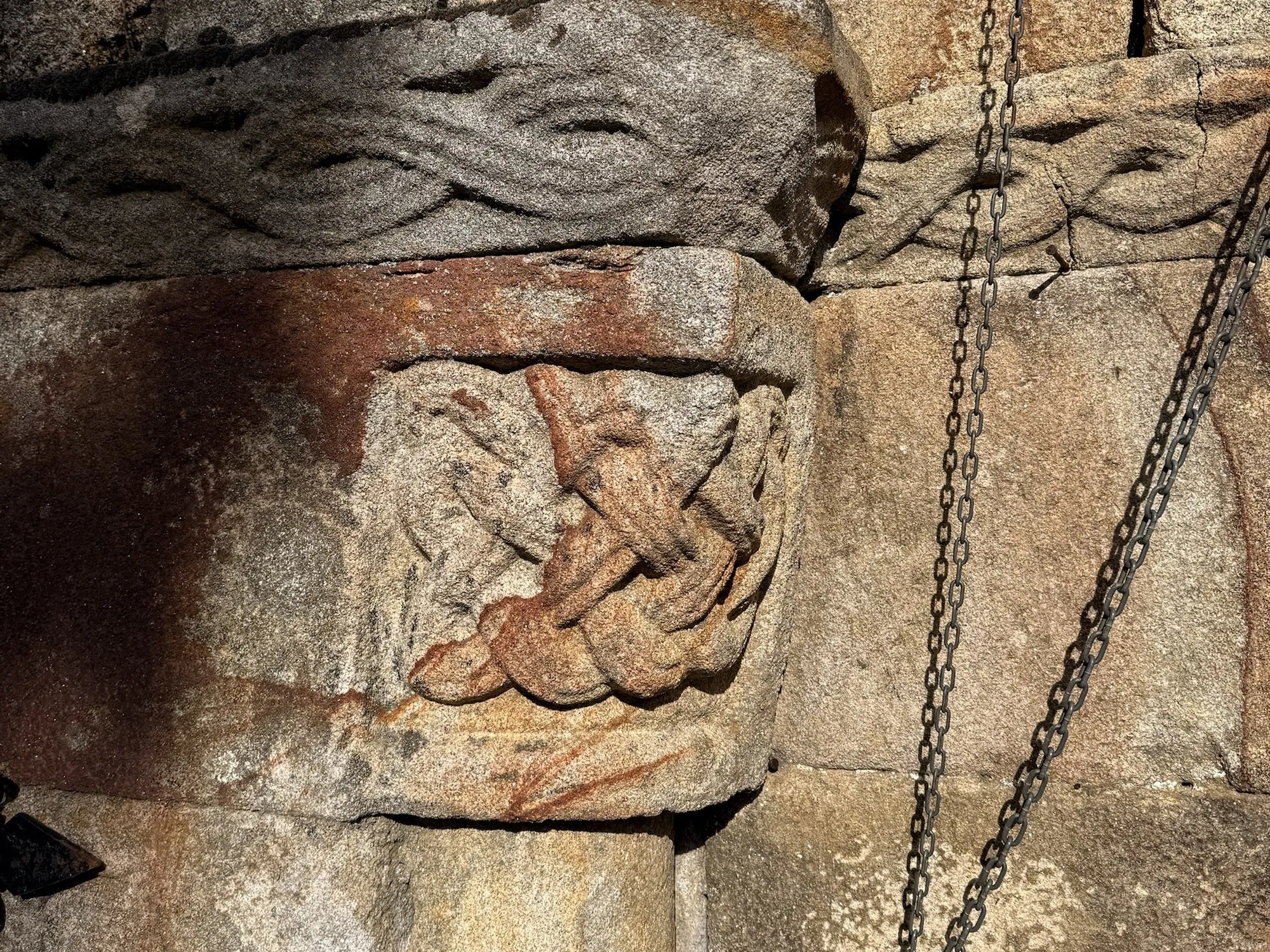 Capitel de pedra con entrelazos na portada occidental