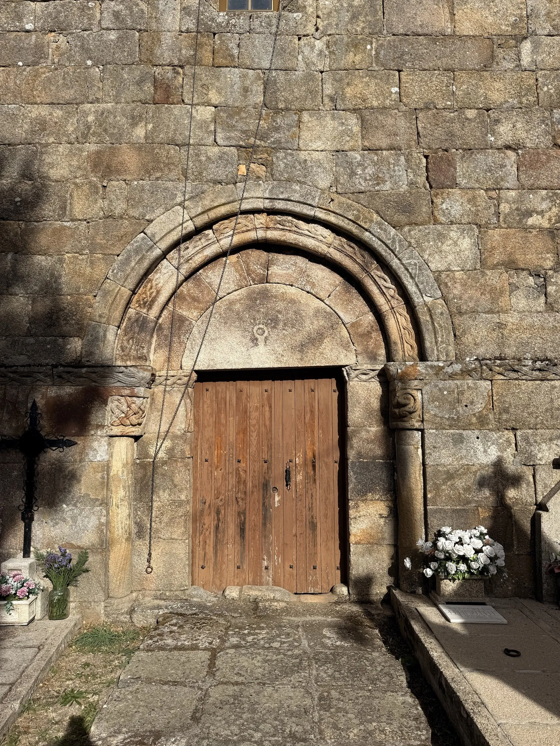 Portada occidental da igrexa de San Cibrao, con arco de medio punto e capiteis
